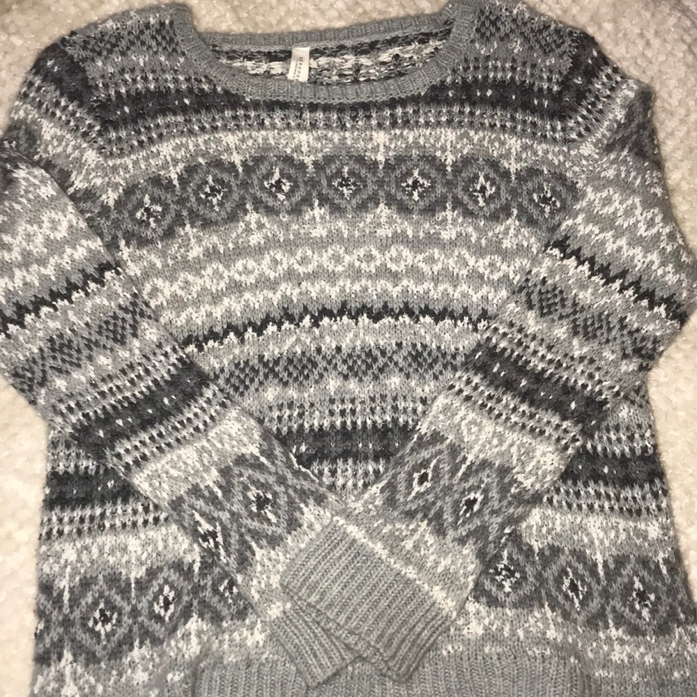 grey patterned aeropostale sweater